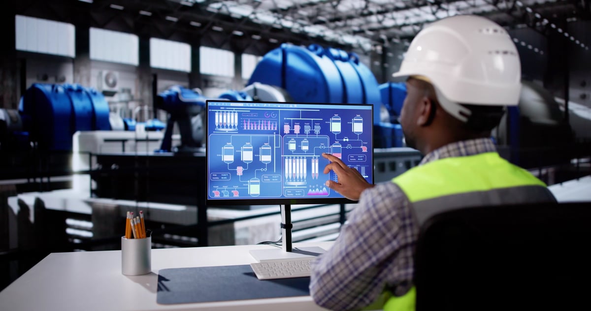 Operador de planta supervisando un sistema de control SCADA