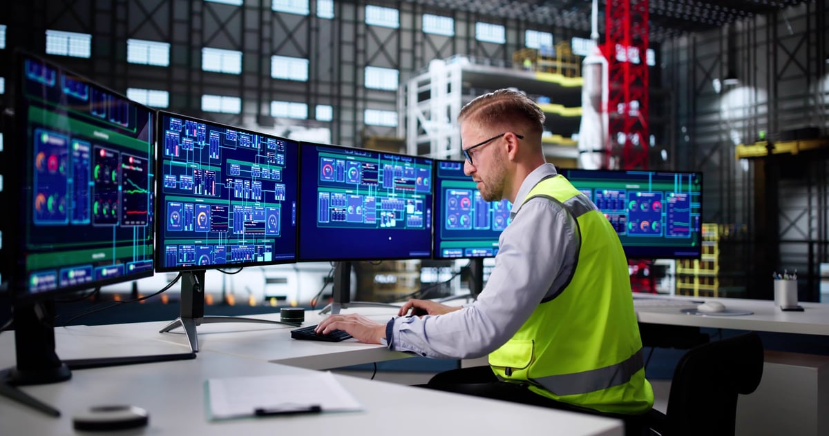 Ingeniero industrial operando un sistema SCADA en un centro de control de alta tecnología